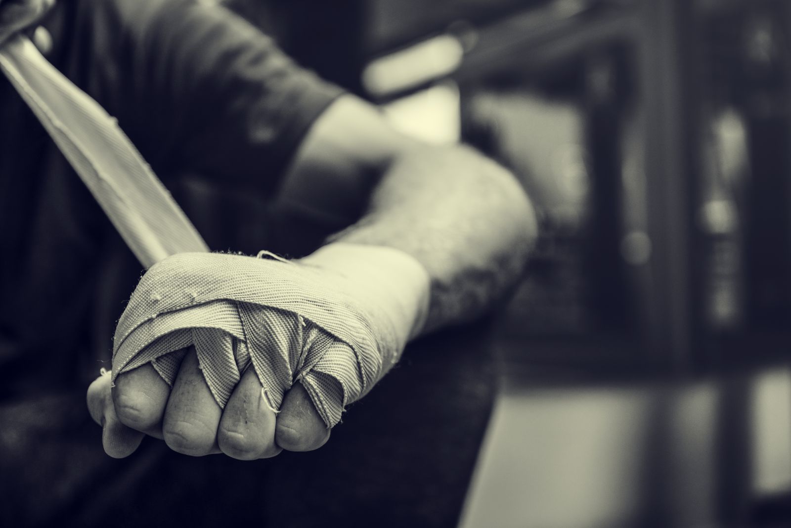 Bokser wikkelt bandages om zijn handen voor de training