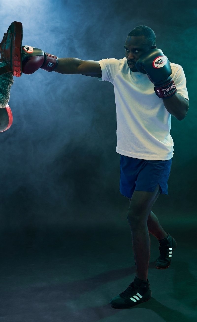 Glody Matusiwa, professioneel MMA-vechter en trainer van Bomba t’Gooi, stoot op de pads